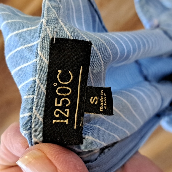 Gently worn 1250°C adorable short rompers in crisp blue/white pinstripe. Sz s - Picture 6 of 8